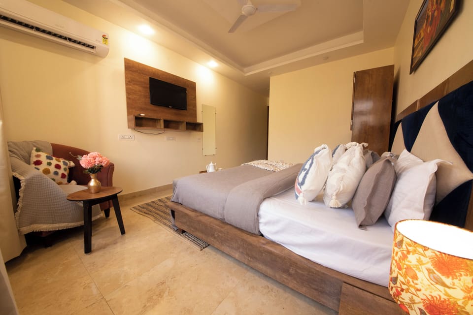 Executive Double Room, 1 King Bed, Balcony, Mountainside | Desk, laptop workspace, soundproofing, free WiFi
