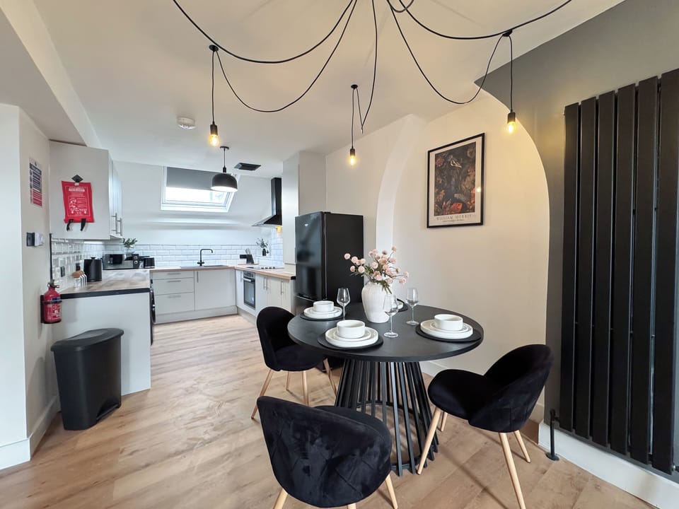 Comfort Apartment, City View | In-room dining