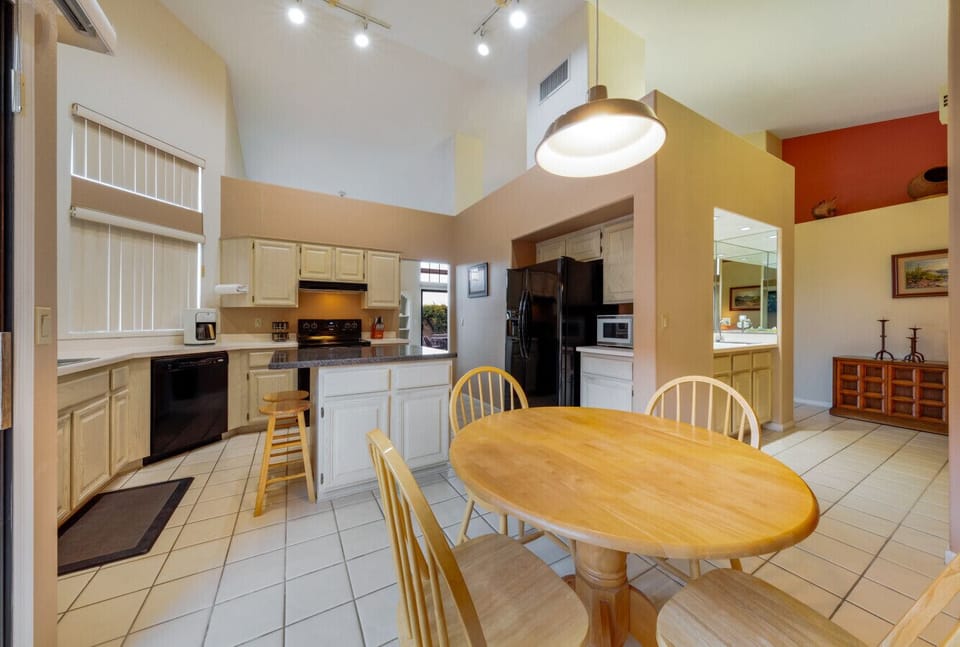 Eat-in kitchen with seating for four
