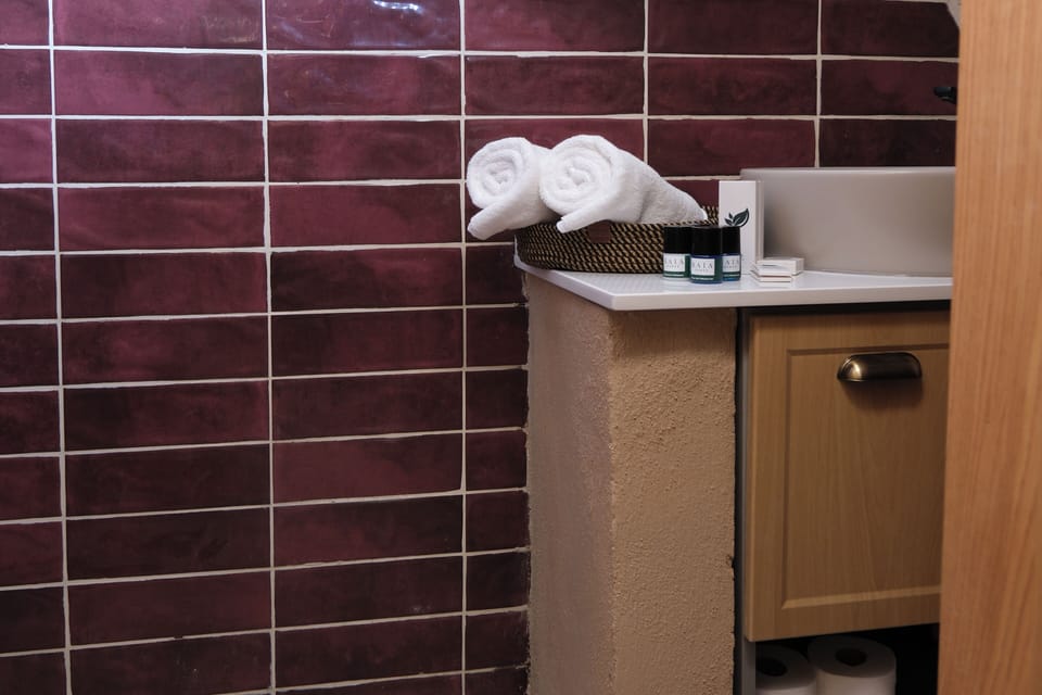 Junior Room, 1 Queen Bed | Bathroom | Slippers