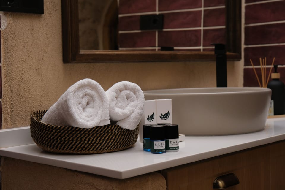 Standard Double Room | Bathroom | Slippers