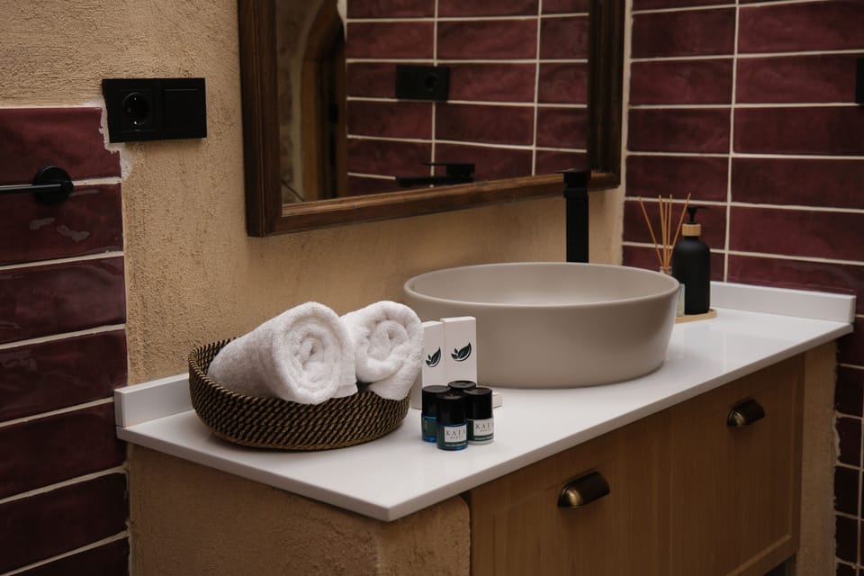 Standard Double Room | Bathroom | Slippers