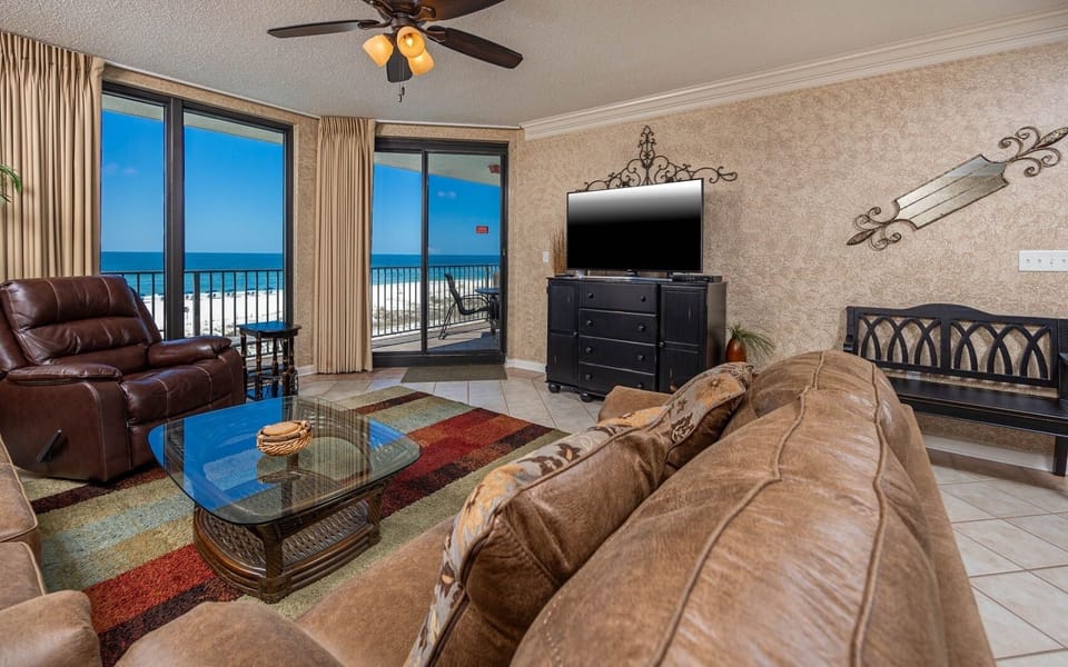 Condo, 3 Bedrooms | Living area