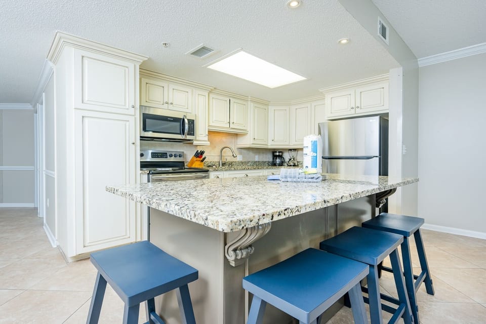 Condo, 3 Bedrooms | Private kitchen | Coffee/tea maker, fridge, oven