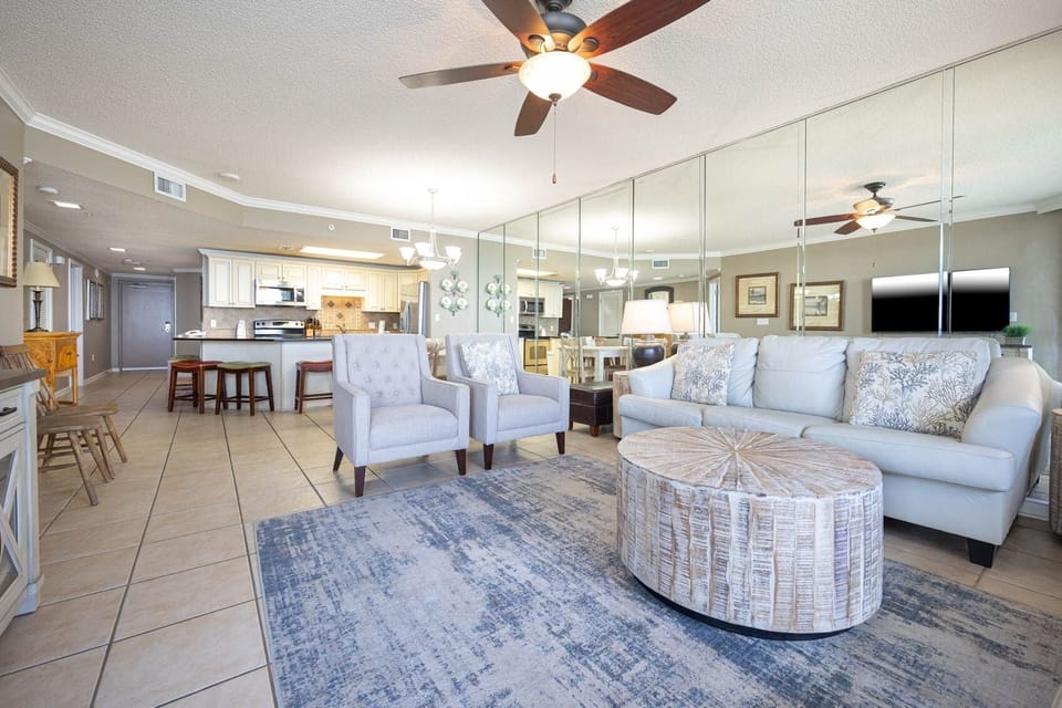 Condo, 3 Bedrooms | Living area