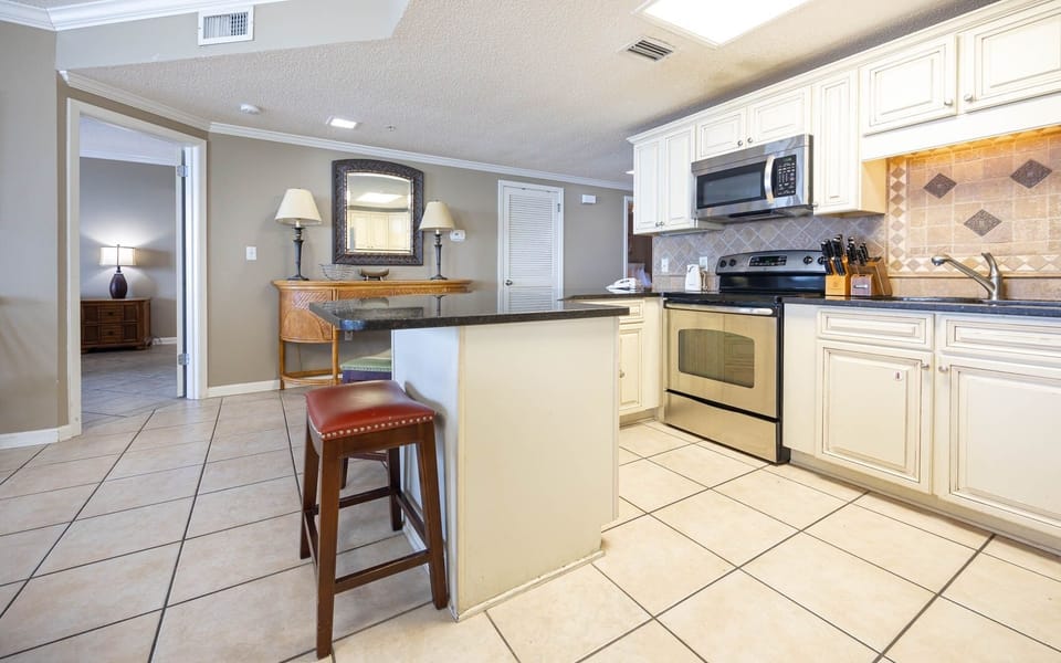 Condo, 3 Bedrooms | Private kitchen | Coffee/tea maker, fridge, oven
