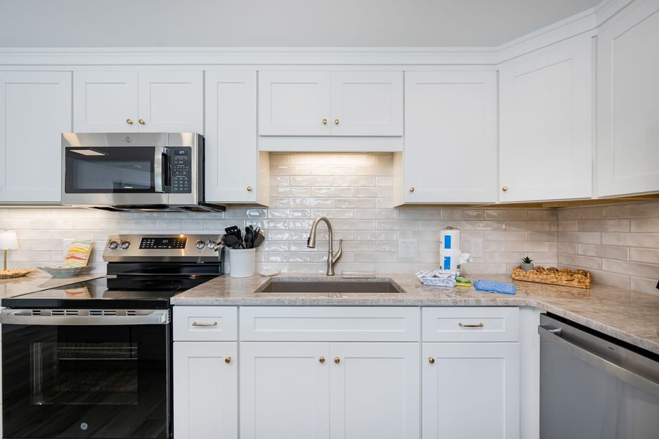 Condo, 3 Bedrooms | Private kitchen | Coffee/tea maker, fridge, oven