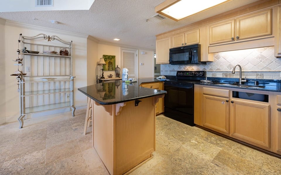 Condo, 3 Bedrooms | Private kitchen | Fridge, oven, coffee/tea maker