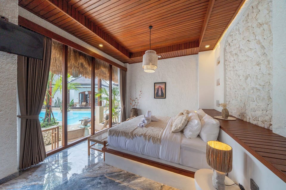 Suite Room with pool view | Desk, free WiFi, bed sheets