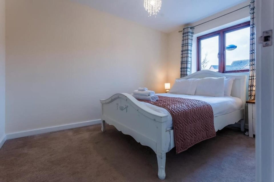 5 bedrooms, iron/ironing board, WiFi (free), bed sheets