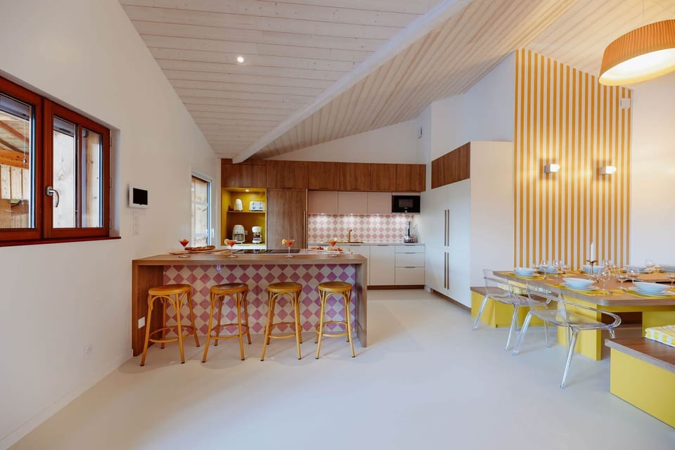 La Cabane du Naissain, grande terrase couverte repas baby-foot jardin paysagé aménagé cuisine extérieure plancha