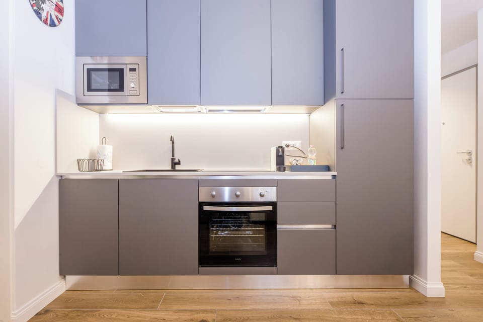 Apartment, 3 Bedrooms, 2 Bathrooms | Private kitchen | Fridge, microwave, oven, stovetop