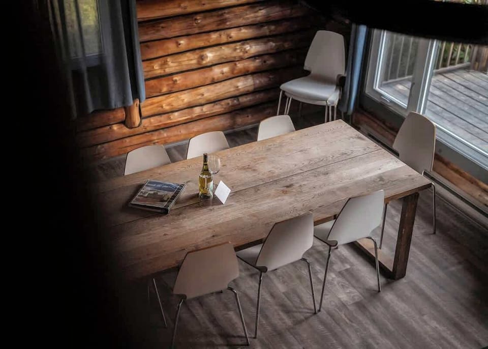 Modern dining area with a welcoming atmosphere.