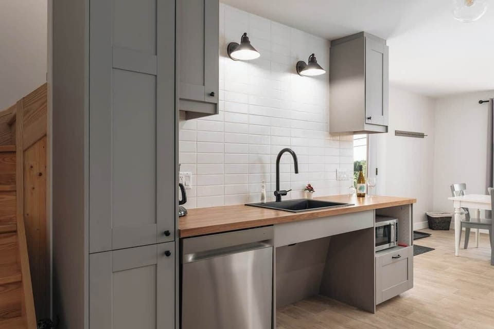 Modern kitchen with sleek finishes, perfect for preparing meals.