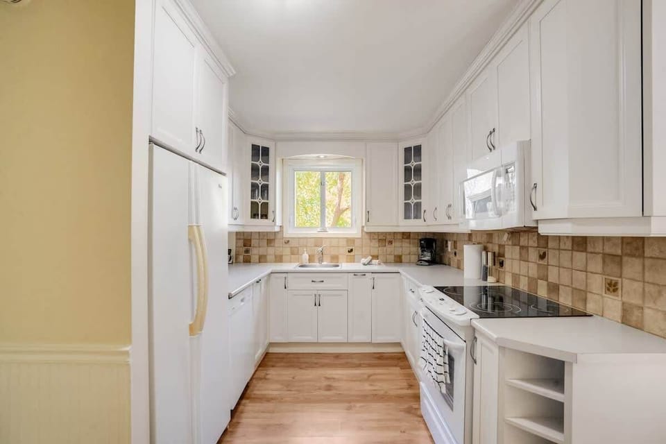 Modern kitchen, fully equipped for all your cooking needs during your stay.