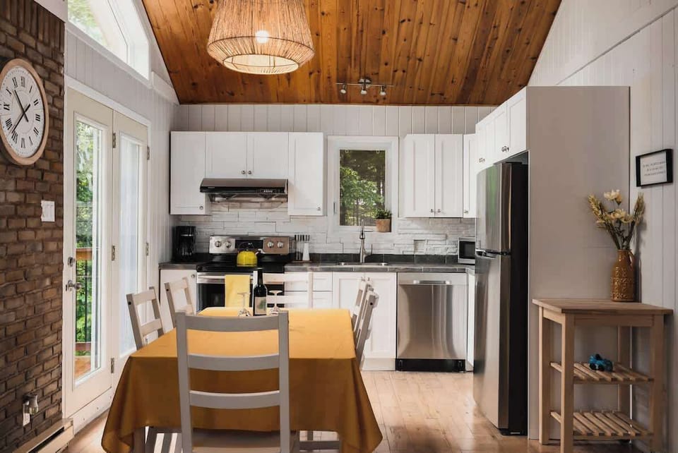 Open kitchen and dining area, ideal for preparing meals and enjoying family time
