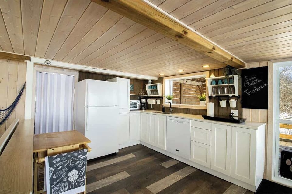 Tastefully designed kitchen with plenty of space for cooking and dining