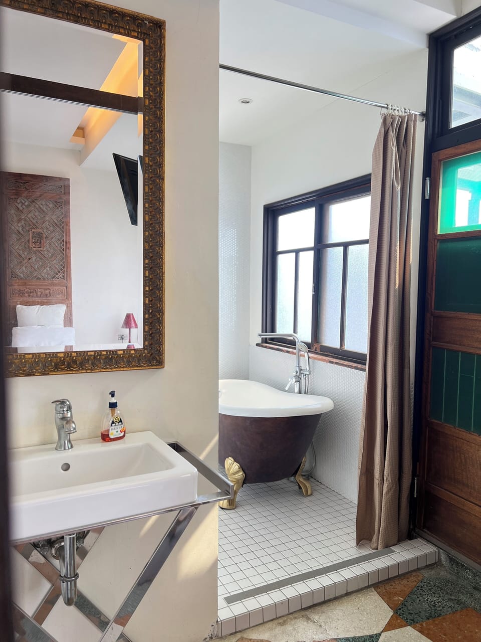 Deluxe Double Room | Bathroom | Hair dryer, slippers, towels, shampoo