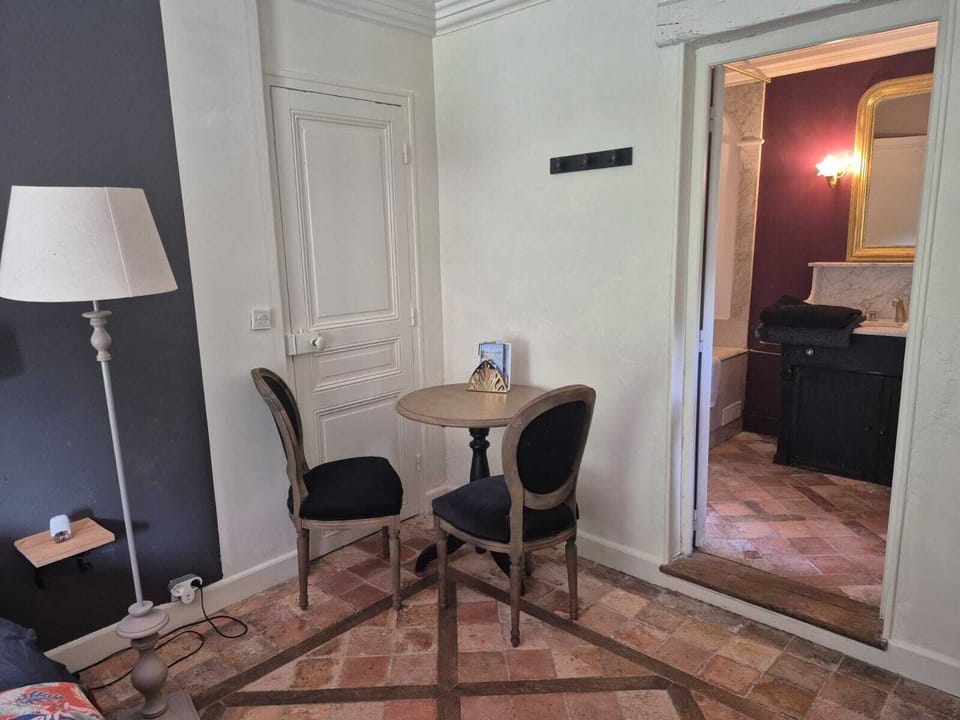 Classic Room, 1 King Bed | Blackout drapes, free WiFi