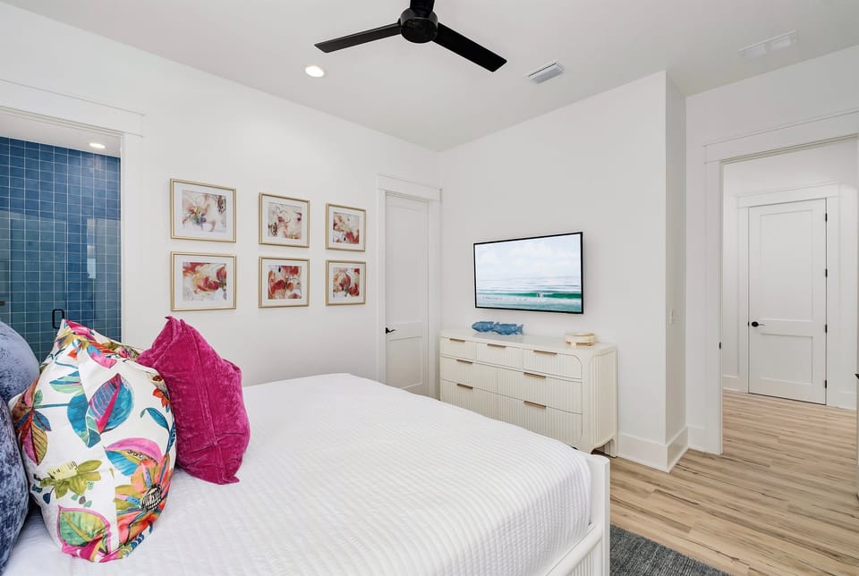 1st Floor - King suite with ensuite bathroom