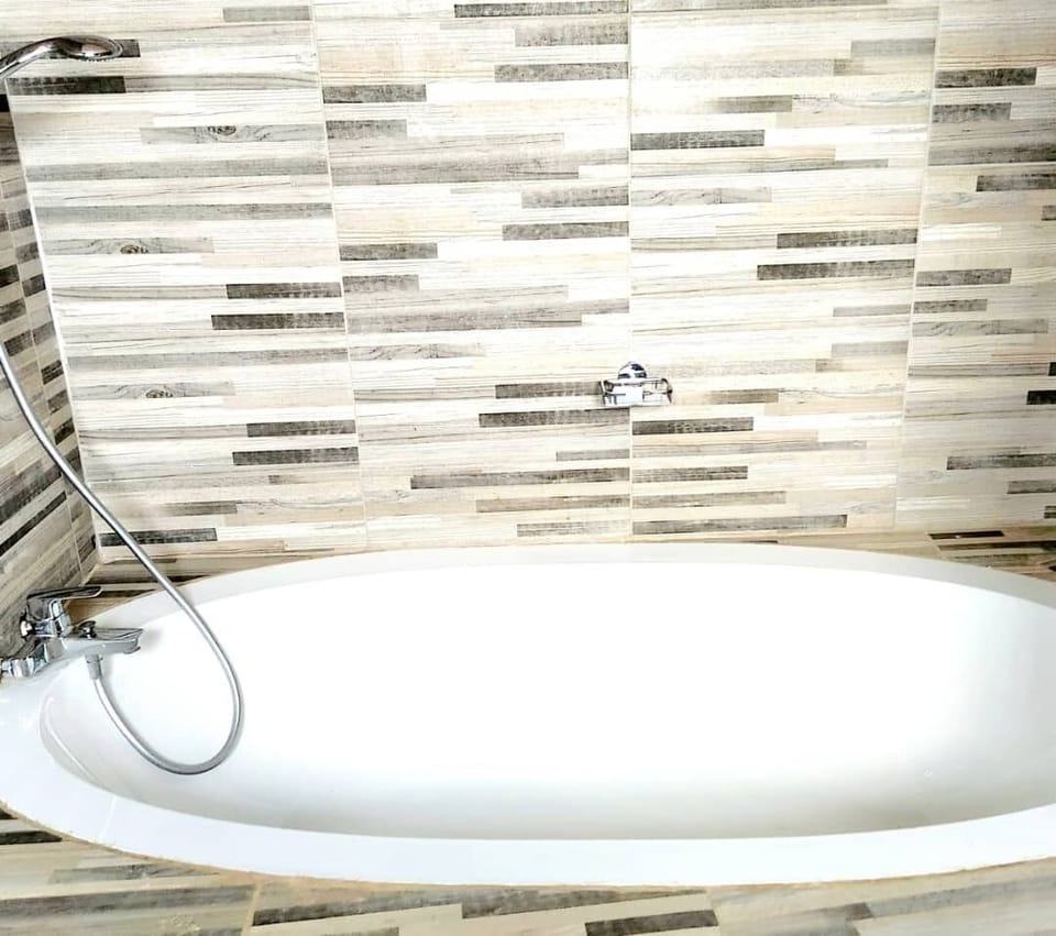 Deluxe Room, Balcony, Mountain View | Deep soaking bathtub
