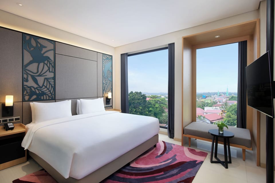 Junior Suite, 1 Queen Bed | Desk, laptop workspace, soundproofing, rollaway beds (surcharge)