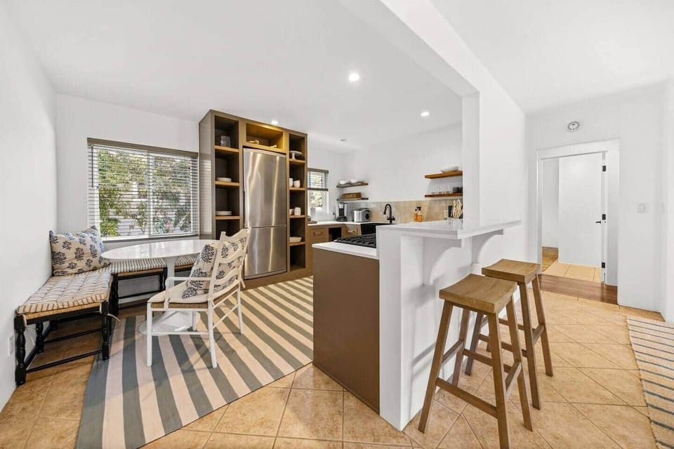 Dining nook & a breakfast bar. 