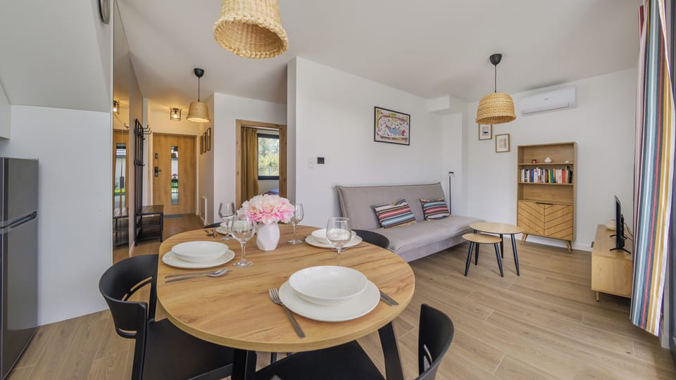 Apartment (1) | In-room dining