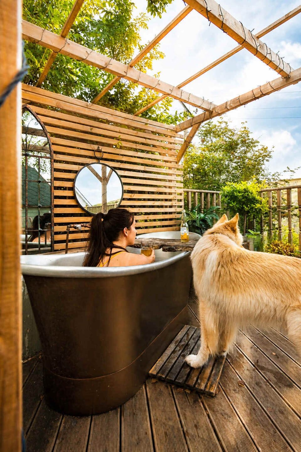 Unwind in Flora’s outdoor copper bath while taking in the breathtaking countryside views, with your dog relaxing by your side. A perfect moment of peace, comfort, and connection with nature in this truly special pet-friendly escape.
