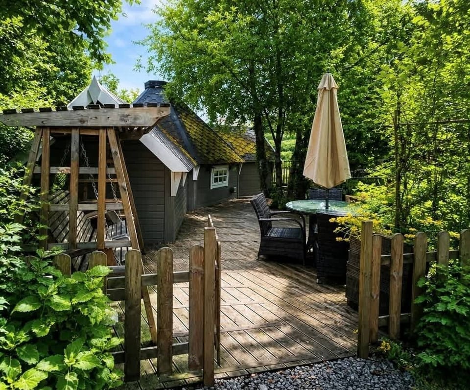Flora’s pretty entrance welcomes you with rustic charm and countryside character, creating a warm first impression from the moment you arrive. Surrounded by nature, it sets the tone for a peaceful and relaxing escape.
