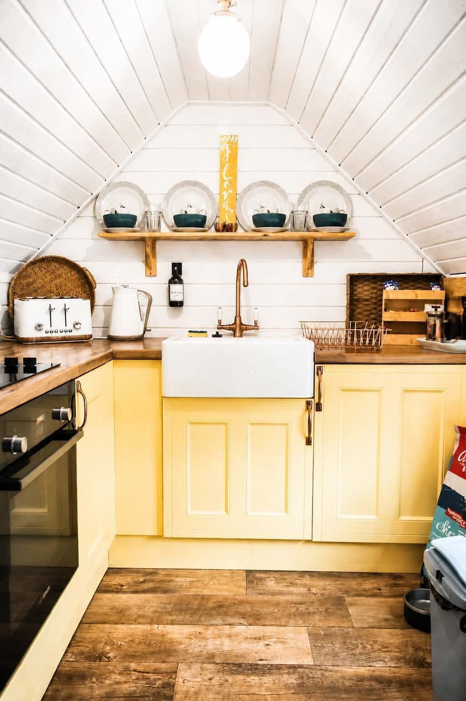 Flora’s fully equipped kitchen has everything you need for a comfortable stay, including modern appliances, cookware, and dining essentials—perfect for preparing anything from a quick breakfast to a cosy evening meal.
