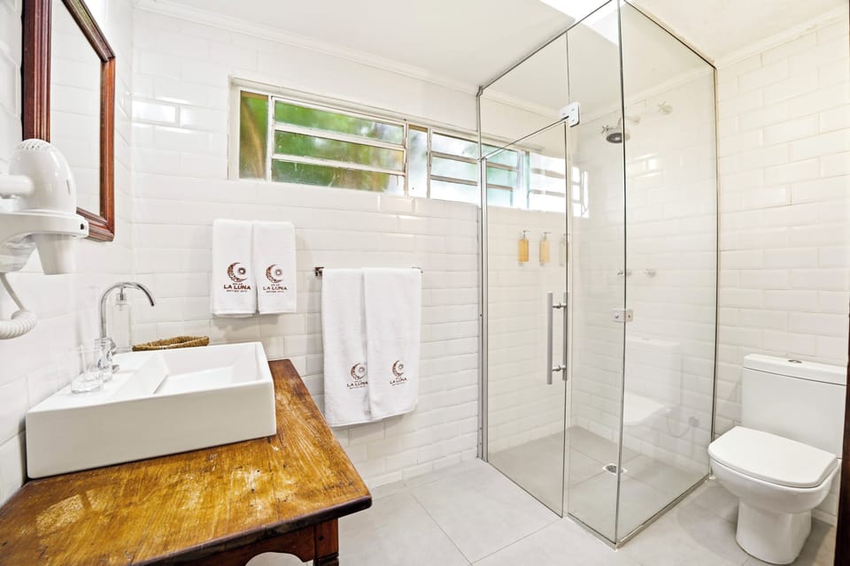 Deluxe Triple Room | Bathroom | Shower, free toiletries, hair dryer, towels
