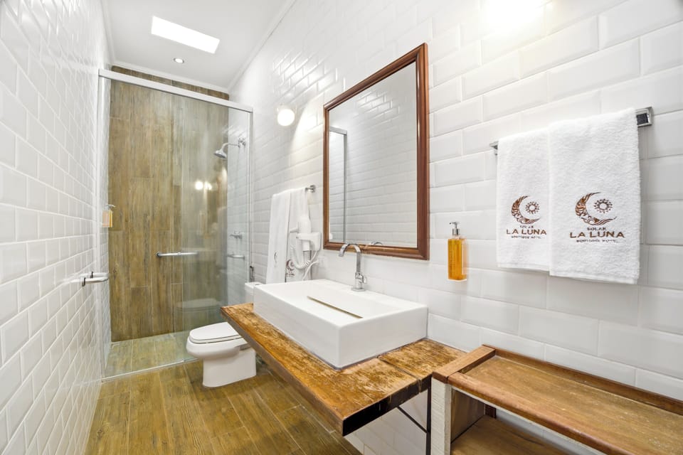 Deluxe Quadruple Room | Bathroom | Shower, free toiletries, hair dryer, towels