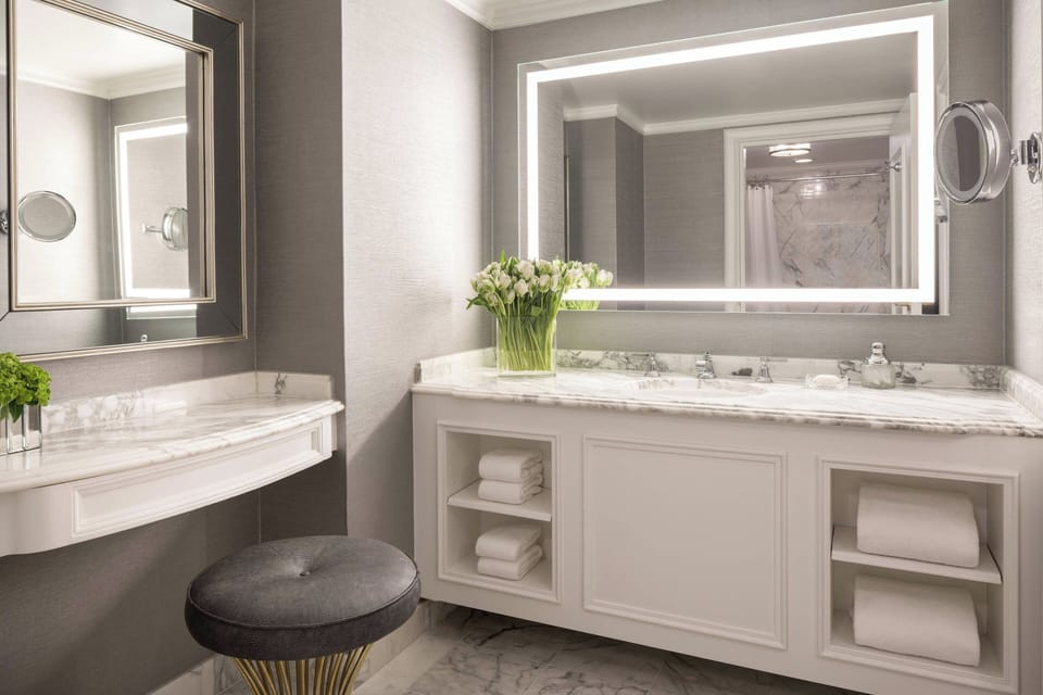 Junior Suite, 1 King Bed with Sofa bed, Balcony, Marina View (Balcony) | Bathroom | Combined shower/tub, designer toiletries, hair dryer, bathrobes