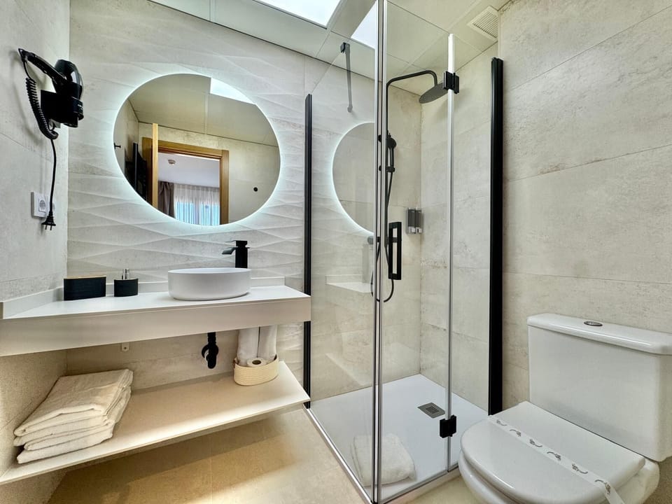 Superior Double Room | Bathroom | Shower, towels, soap, shampoo