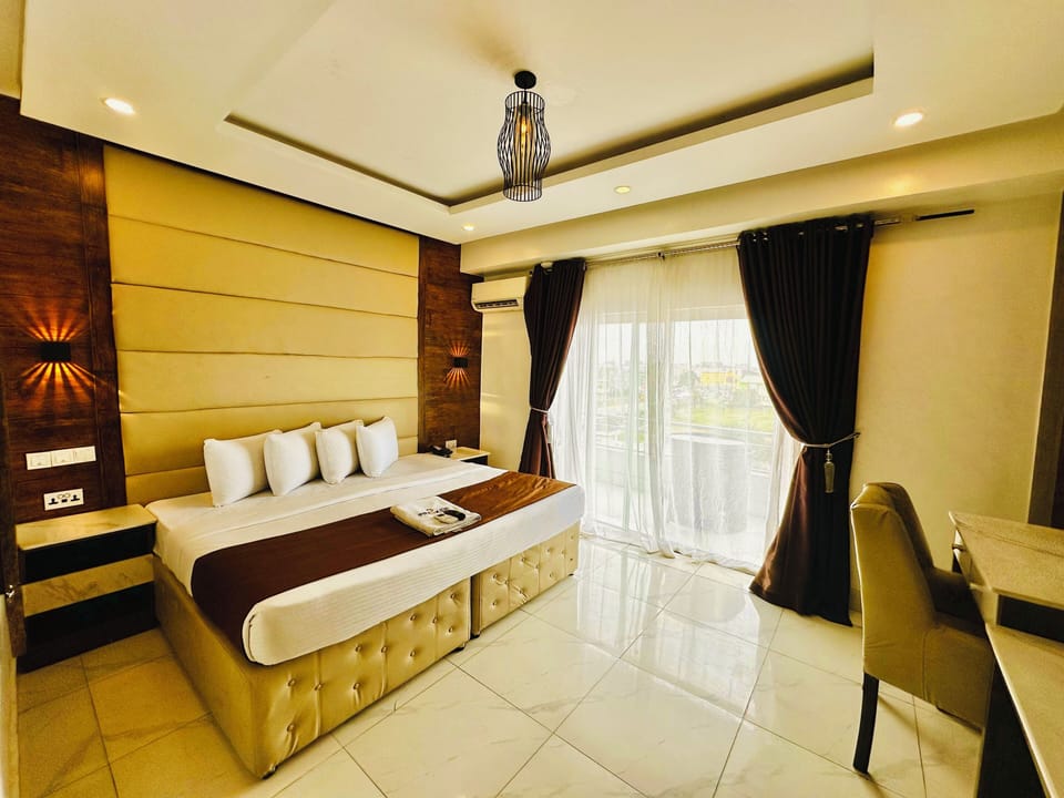 Family Room | Desk, WiFi (free), bed sheets