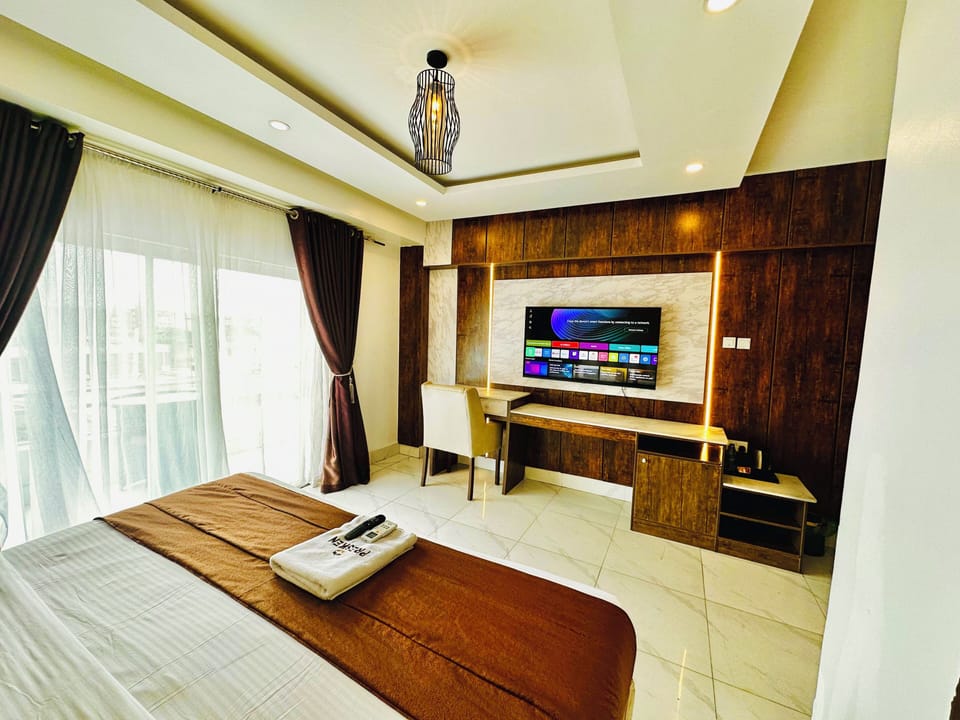 Family Room | Desk, WiFi (free), bed sheets