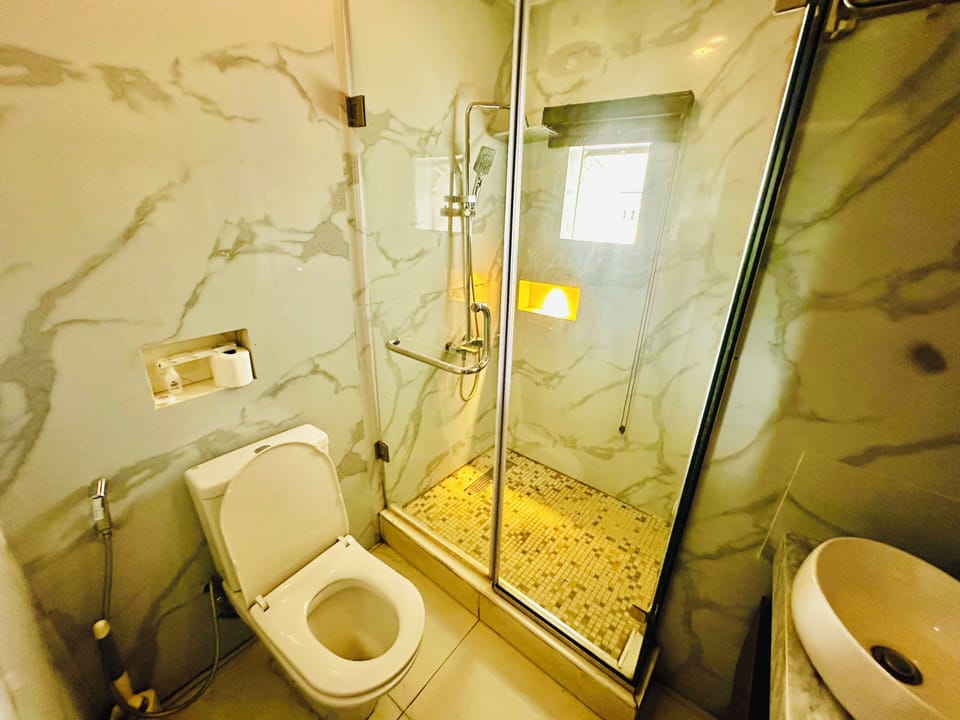 Deluxe Room | Bathroom | Shower, towels, soap, toilet paper