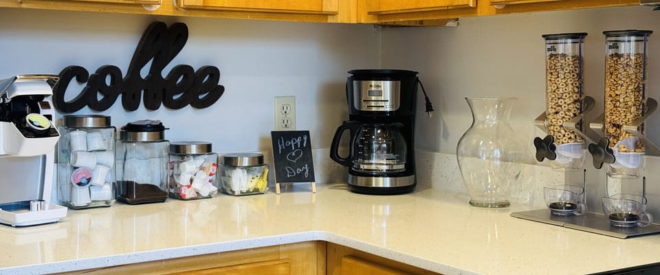 Blue Heron Trail Townhouse - fully stocked kitchen, cold continental breakfast included