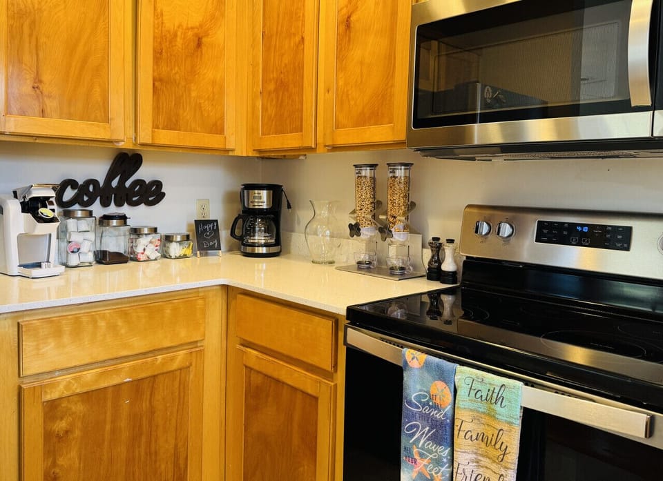 Blue Heron Trail Townhouse - fully stocked kitchen, cold continental breakfast included