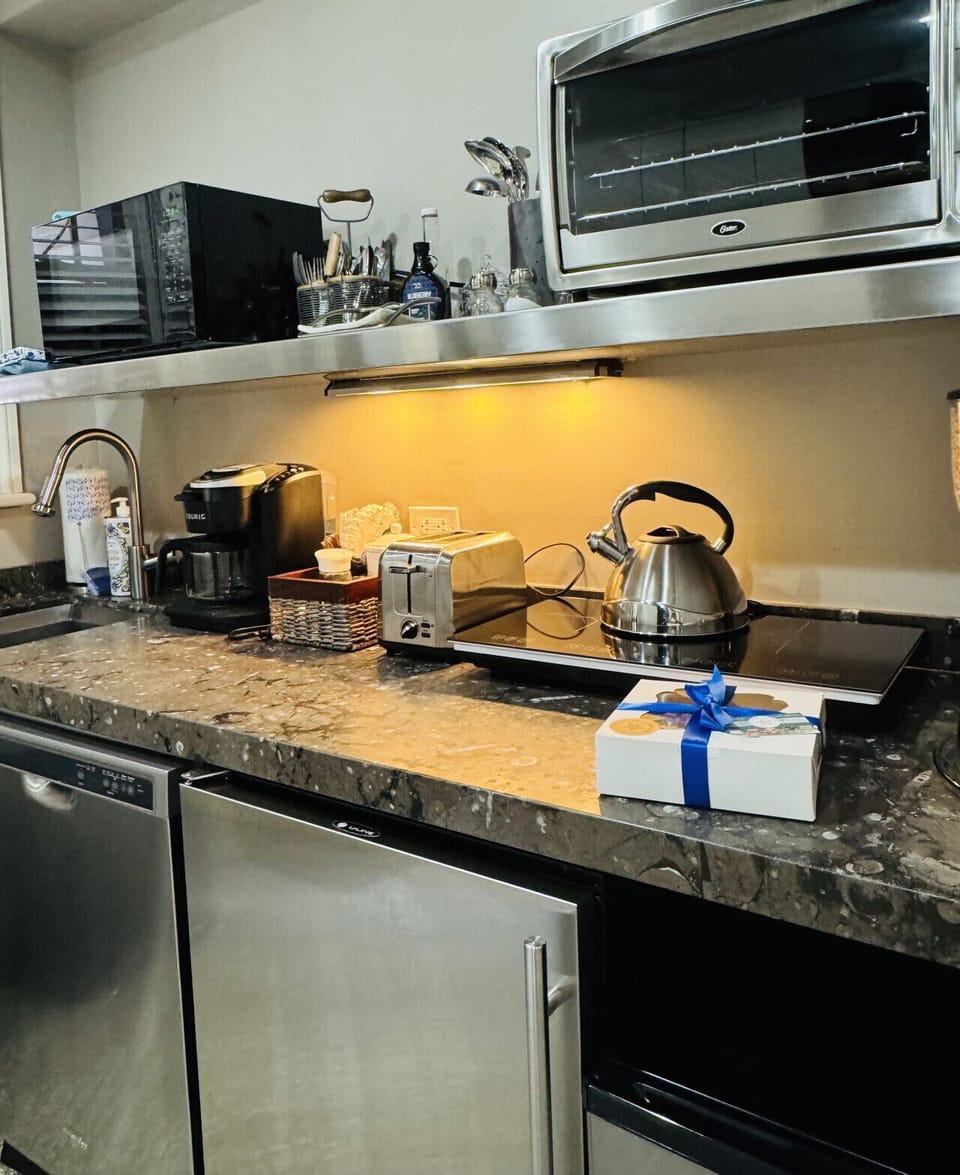 Savannah Garden on E Jones by Olde Savannah Tyme Properties - Kitchenette offers a Continental breakfast included.