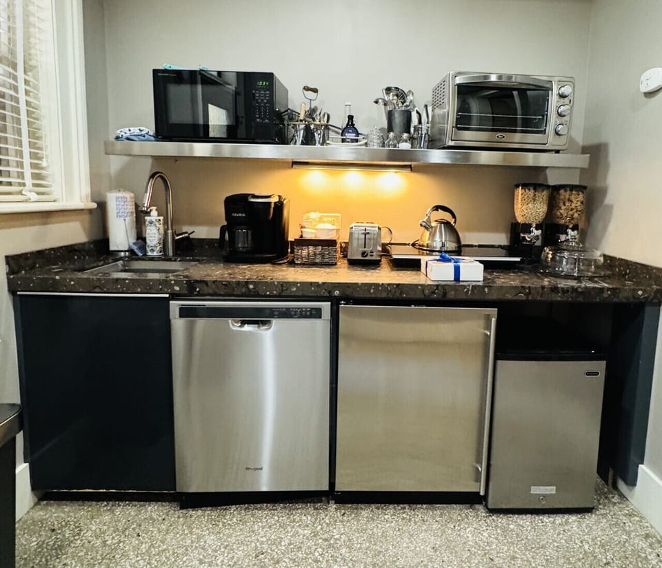 Savannah Garden on E Jones by Olde Savannah Tyme Properties - Kitchenette offers dishwasher, 2 burner stove top (no oven), toaster oven, microwave, freezer, refrigerator.  Continental breakfast included.