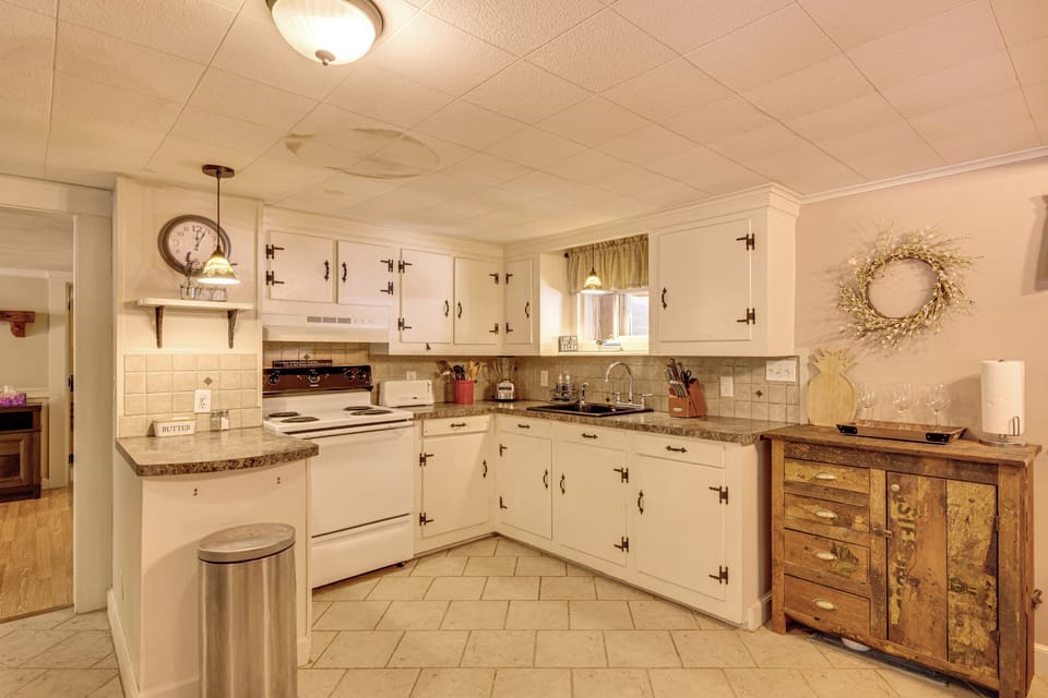 Kitchen | Refrigerator | Microwave