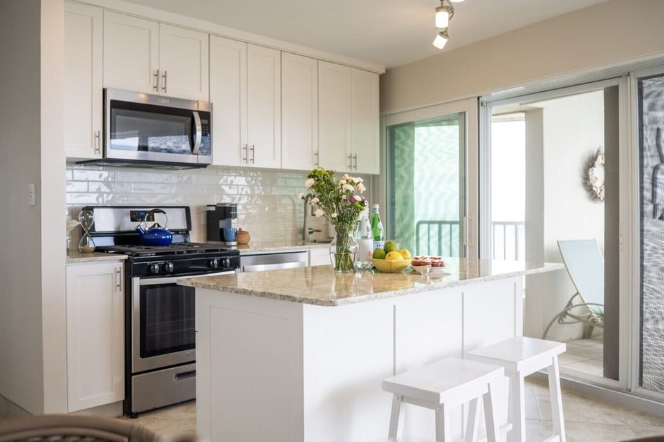 Bright open-concept dining area connected to the fully equipped kitchen.