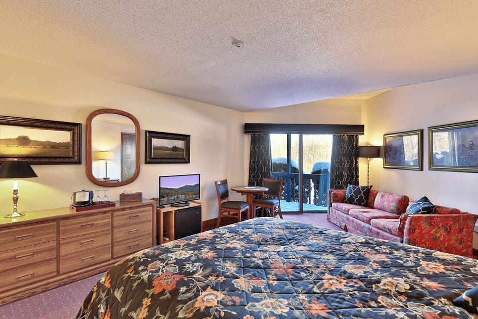 Deluxe Room, 1 Queen Bed - Ski Passes available at property | Down comforters, iron/ironing board (on request), WiFi (free)
