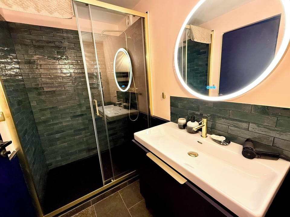 Deluxe Double Room | Bathroom