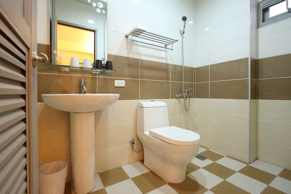 Classic Quadruple Room | Bathroom | Shower, free toiletries, hair dryer, slippers