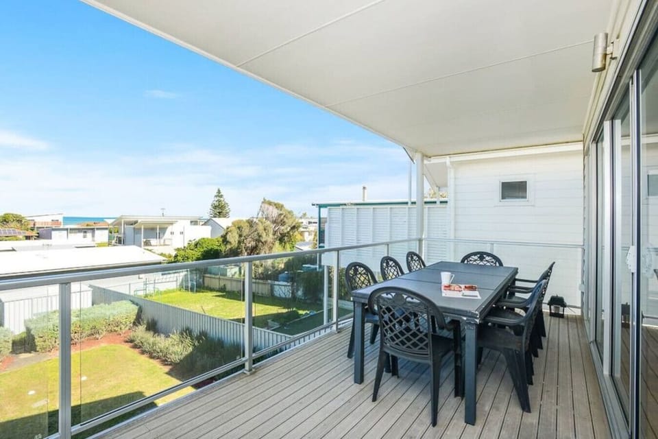 Step out onto the wide balcony to take in ocean views, enjoy alfresco dining or unwind with a drink as the coastal breeze rolls in.