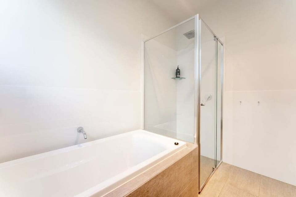 Refresh in the main bathroom with both a bathtub and shower, ideal after a day in the surf.