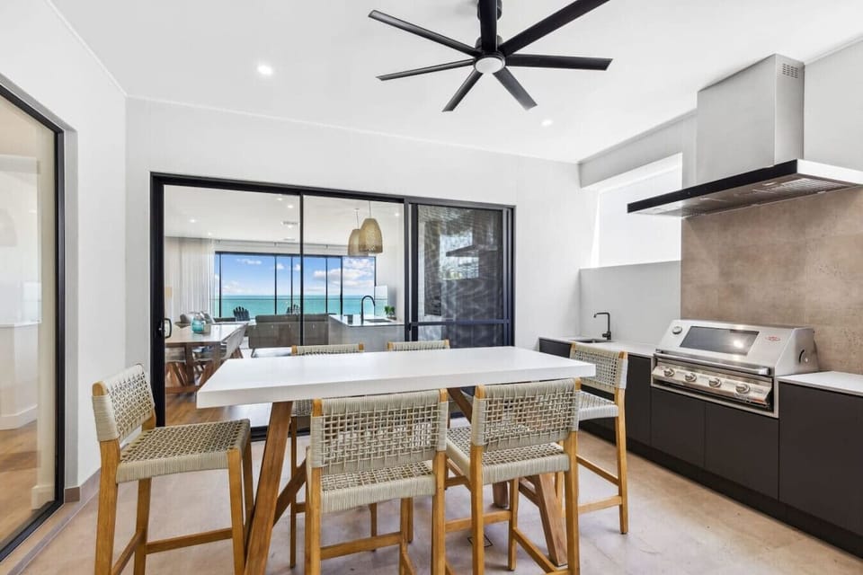 Dine year-round in the enclosed patio, using the built-in grill after cycling or walking the nearby Encounter Bikeway.